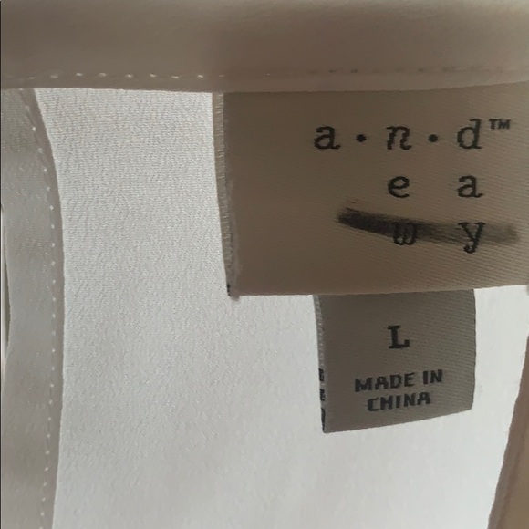 While puffer sleeve polyester blouse . - Picture 3 of 4